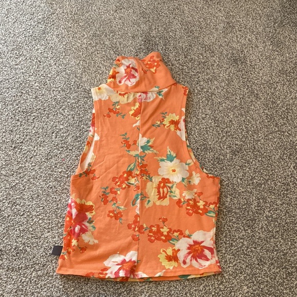 Kendall & Kylie Flora crop top - Picture 2 of 2